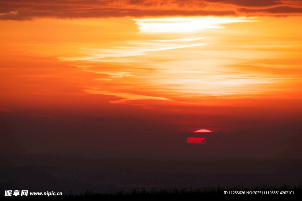 夕阳西下的绚烂天空