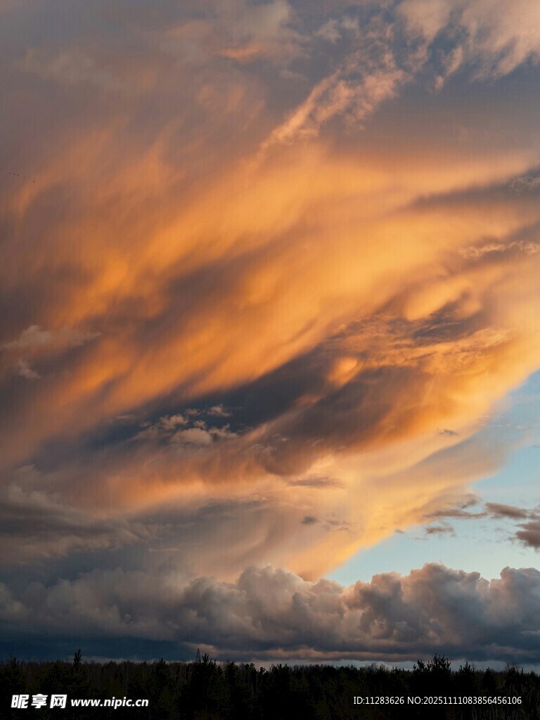 绚丽晚霞中的天空美景
