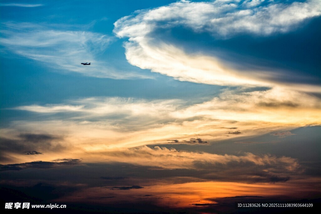 夕阳下的绚丽天空