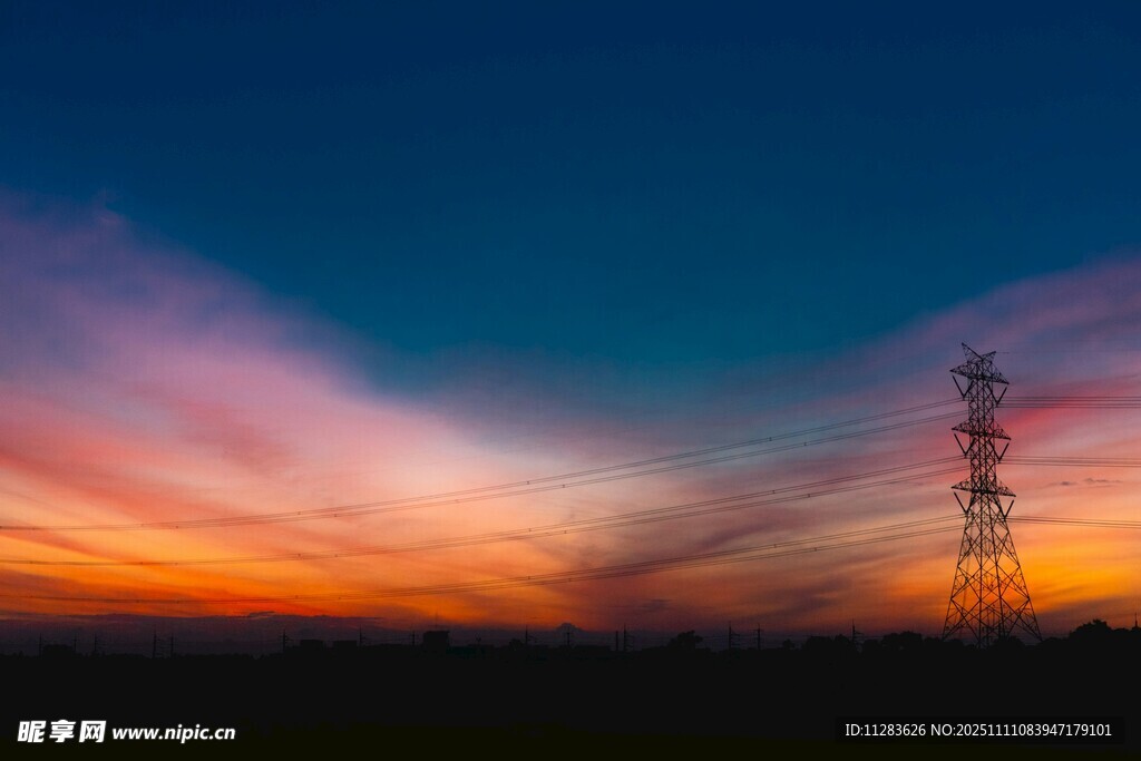 夕阳下的输电塔美景