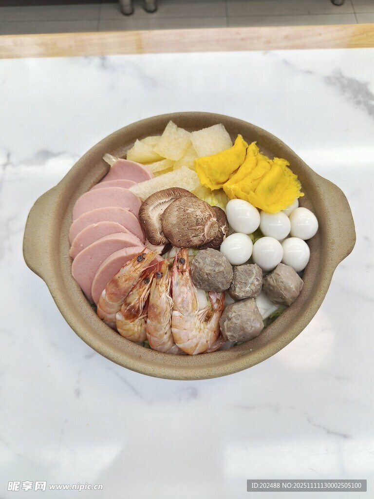 三鲜锅丰盛美味的拼盘食物