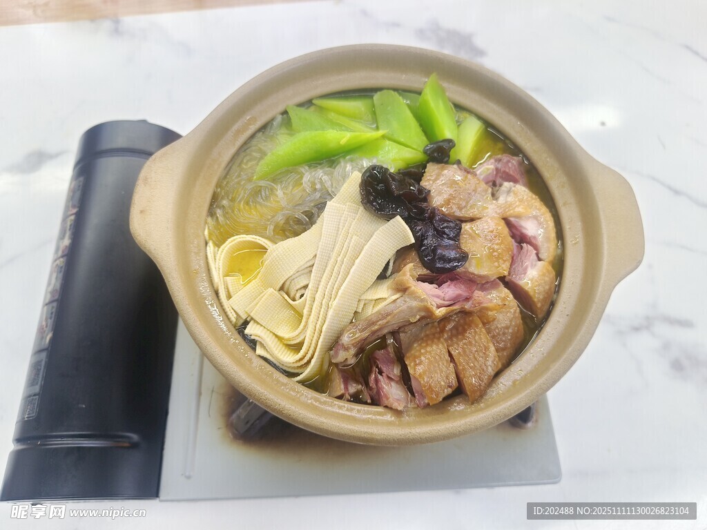 暖阳咸鸭砂锅美味营养的炖菜拼盘