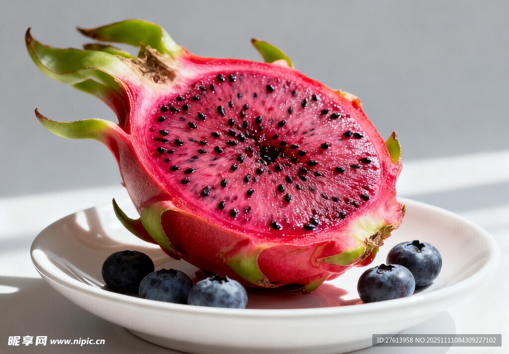 切开的红心火龙果