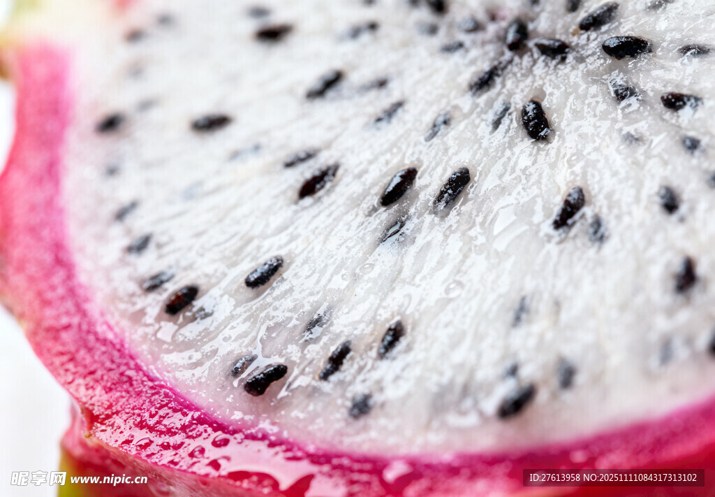 切开的火龙果果肉特写