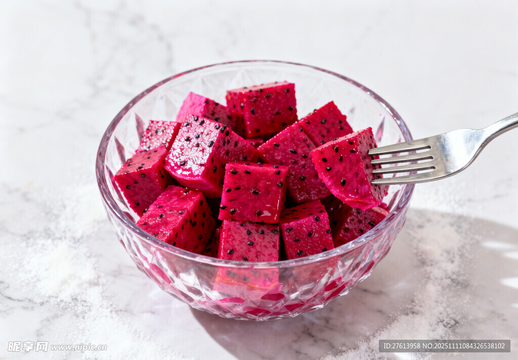 玻璃碗中的红心火龙果切块