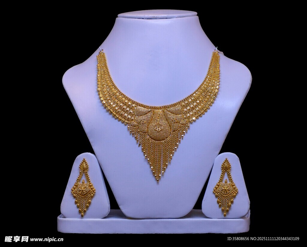 精美金色珠宝首饰套装