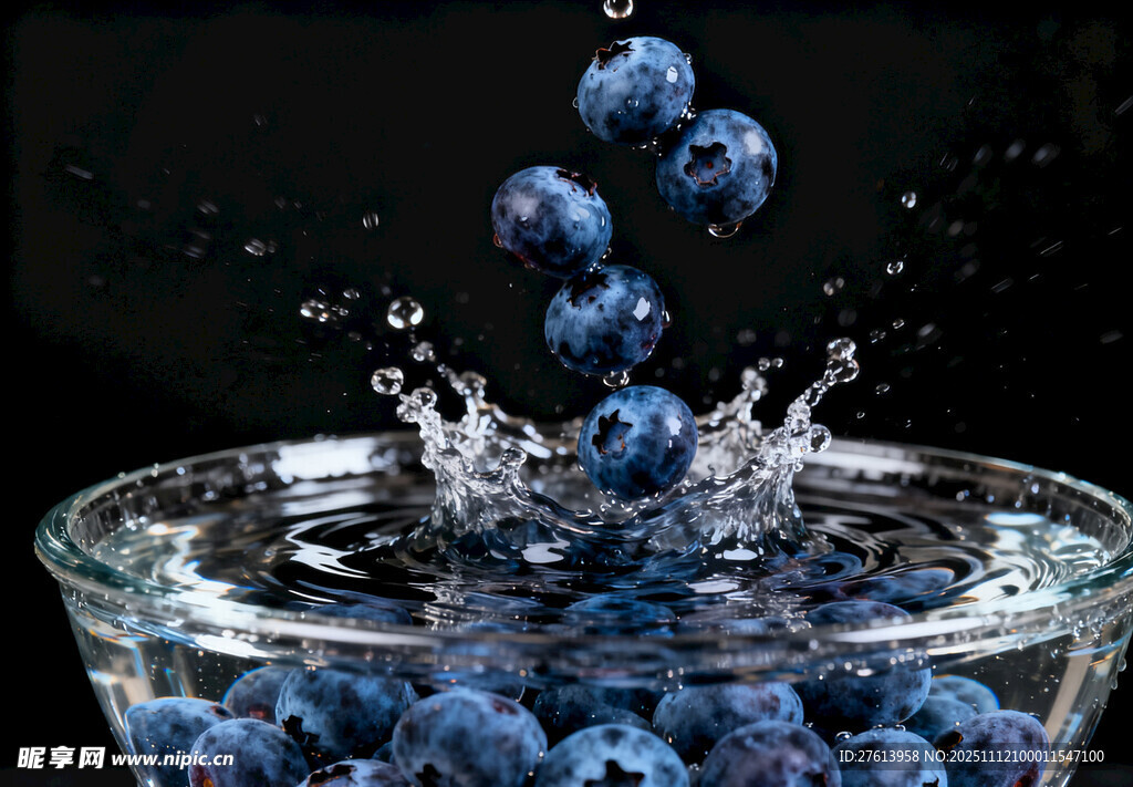 蓝莓入水瞬间