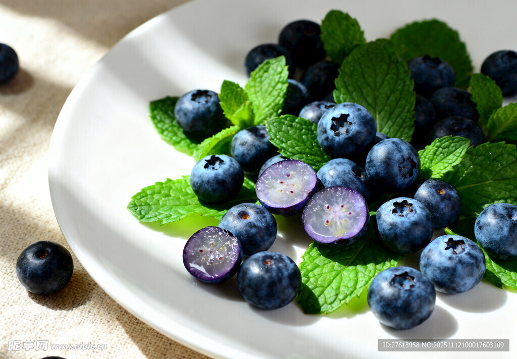 盘中的蓝莓配绿叶