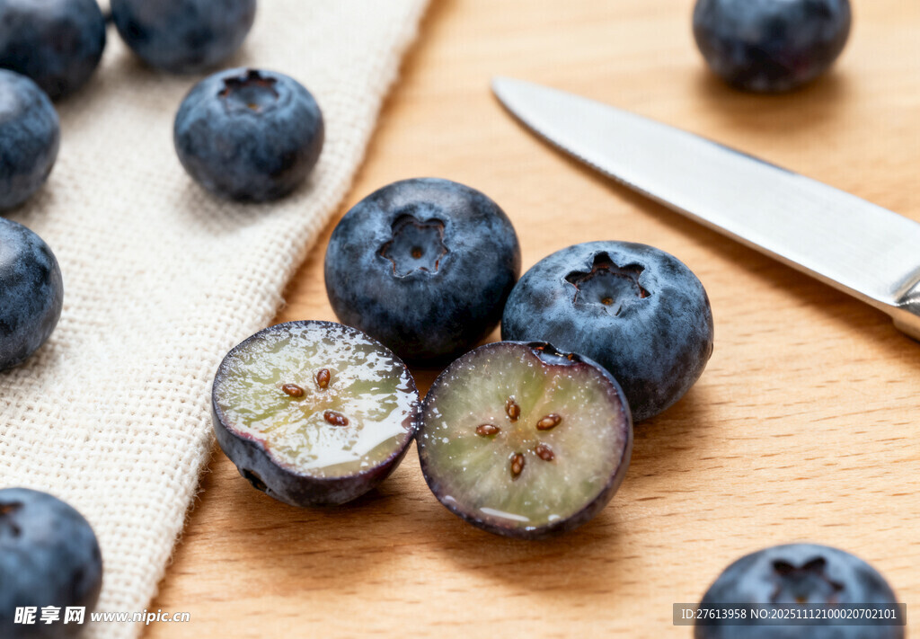 切开的蓝莓