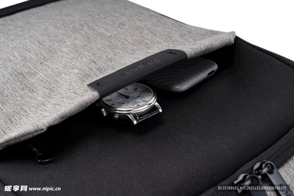 背包内放置的手表与物品