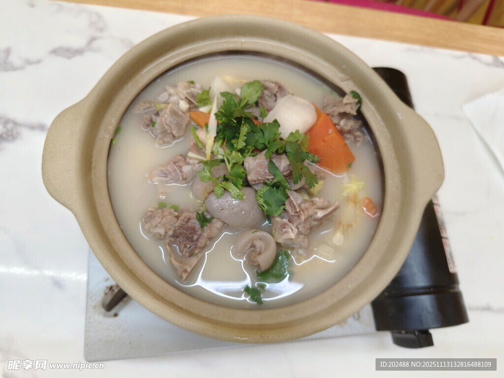 鲜肉沙锅猪蹄煲