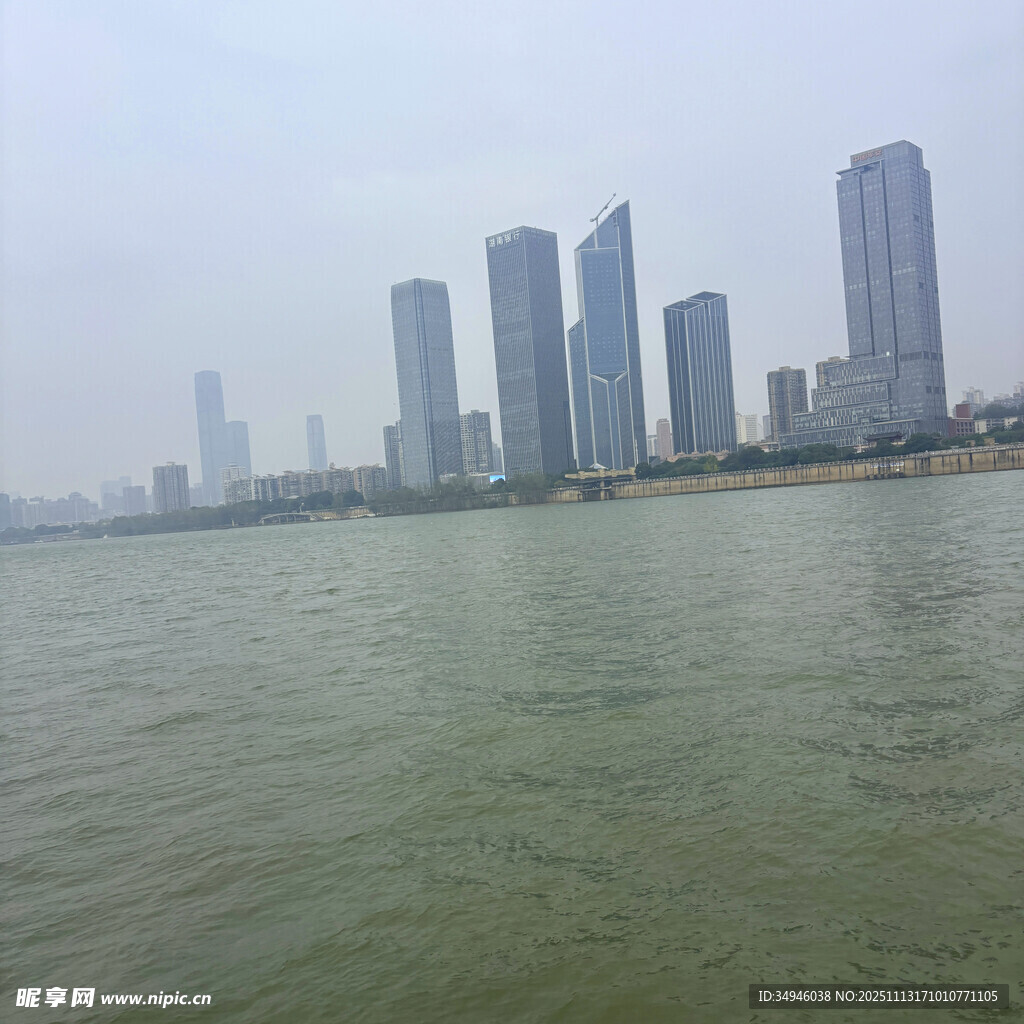 江边高楼林立的城市景观