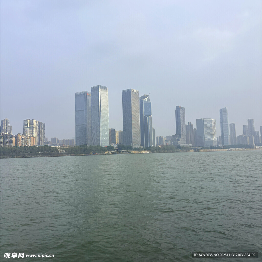 江边城市高楼景观