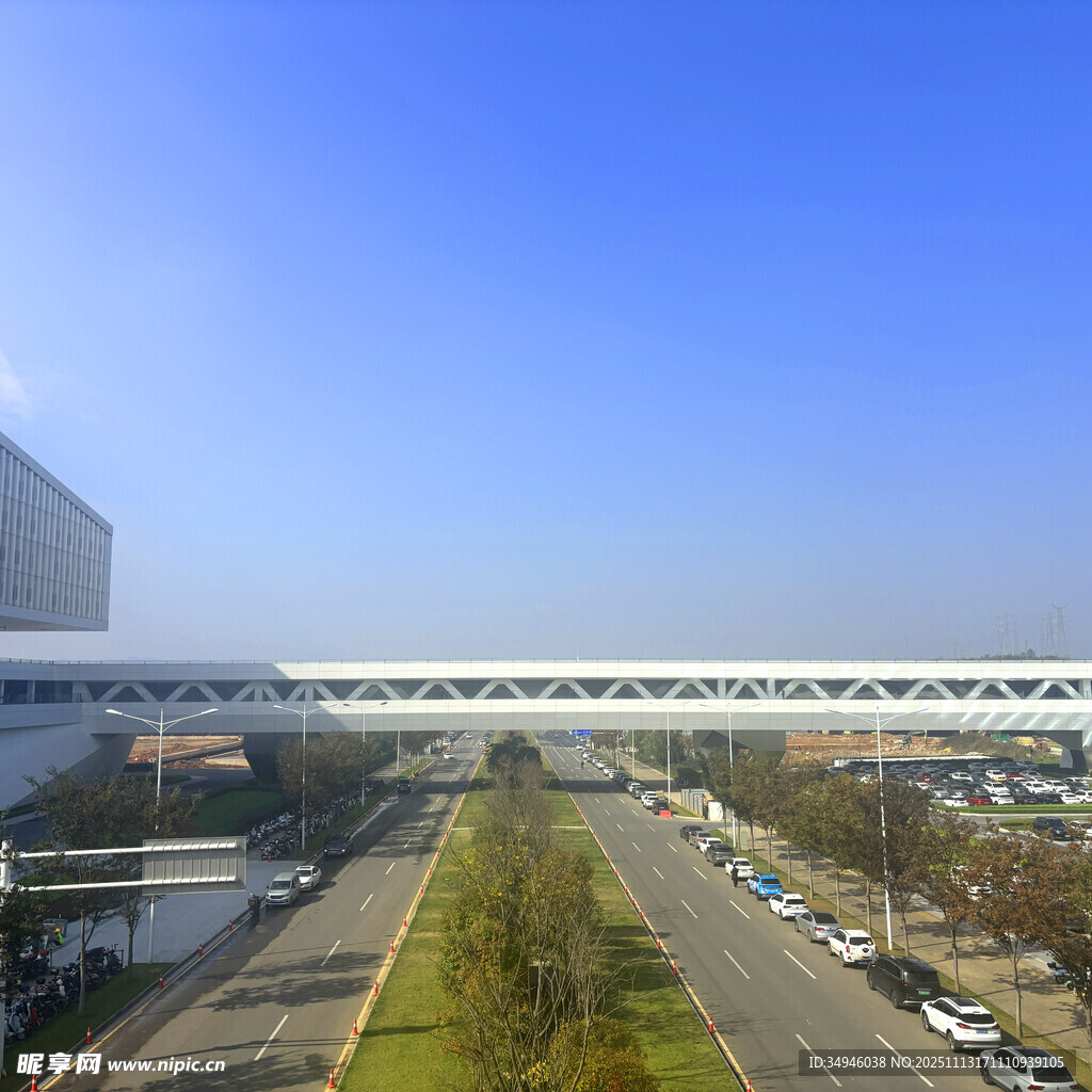 现代化建筑旁的宽阔道路