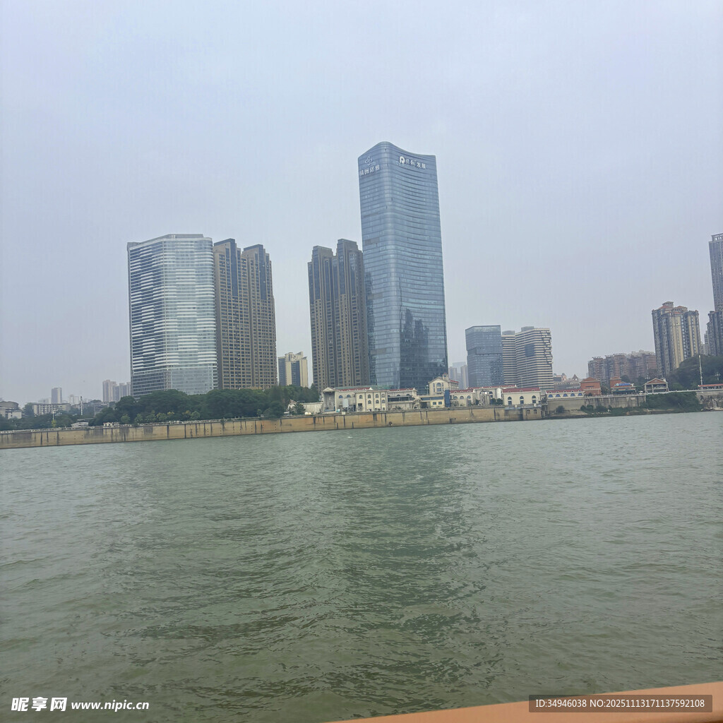 城市河畔高楼景观