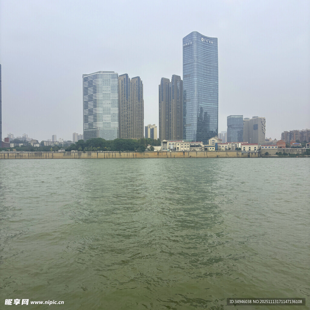 江边城市高楼景观