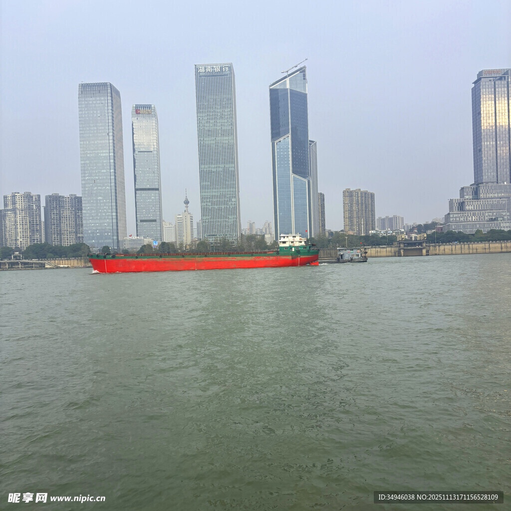 江边城市风光与江上货船