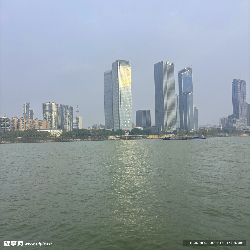 江边高楼林立的城市景观