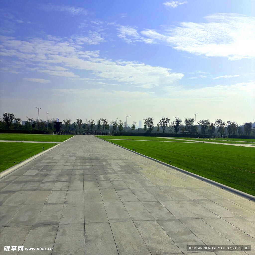 宽阔平坦的户外水泥道路