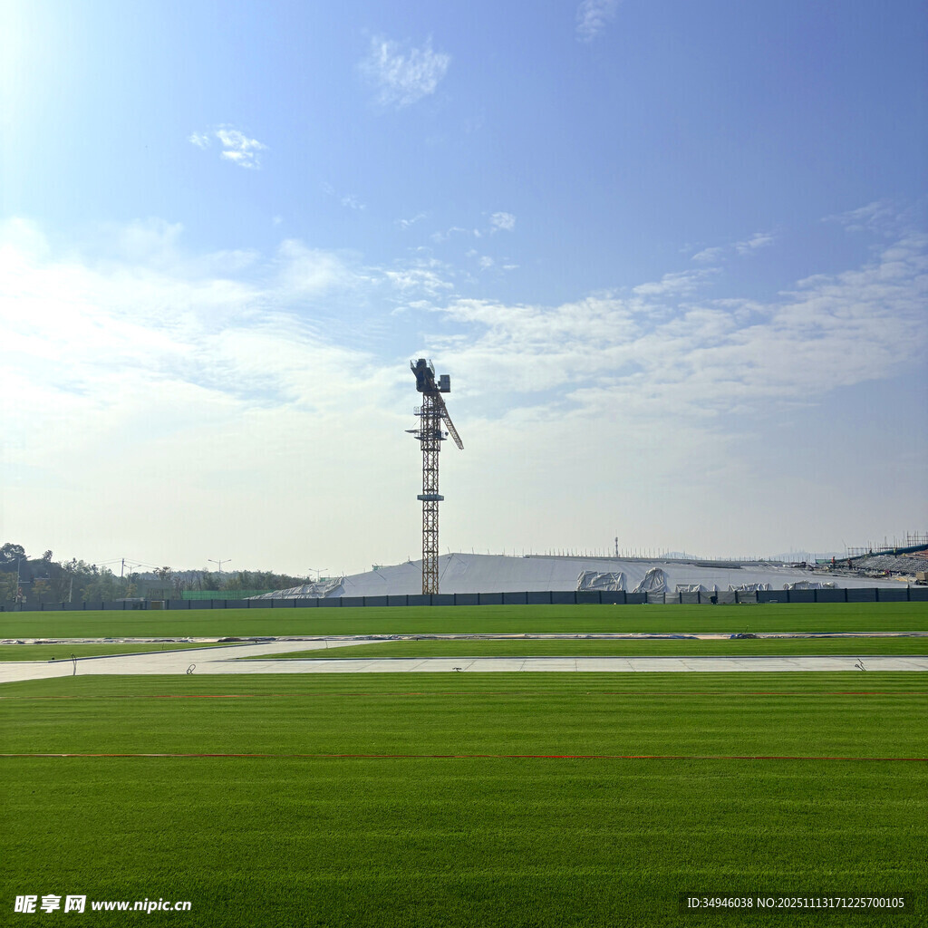 机场跑道旁的高耸导航灯