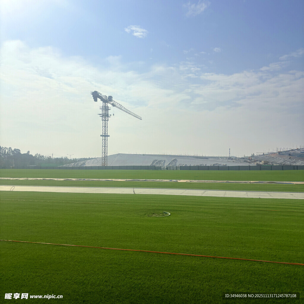 田野上的高耸起重机