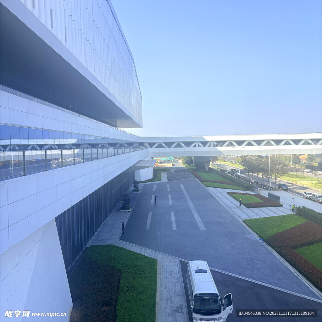 现代建筑旁的道路与车辆