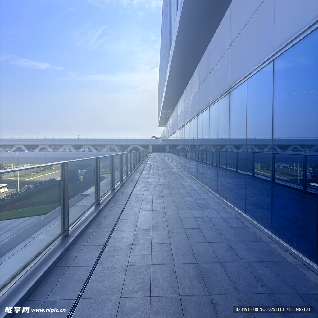 现代建筑外的开阔露台空间