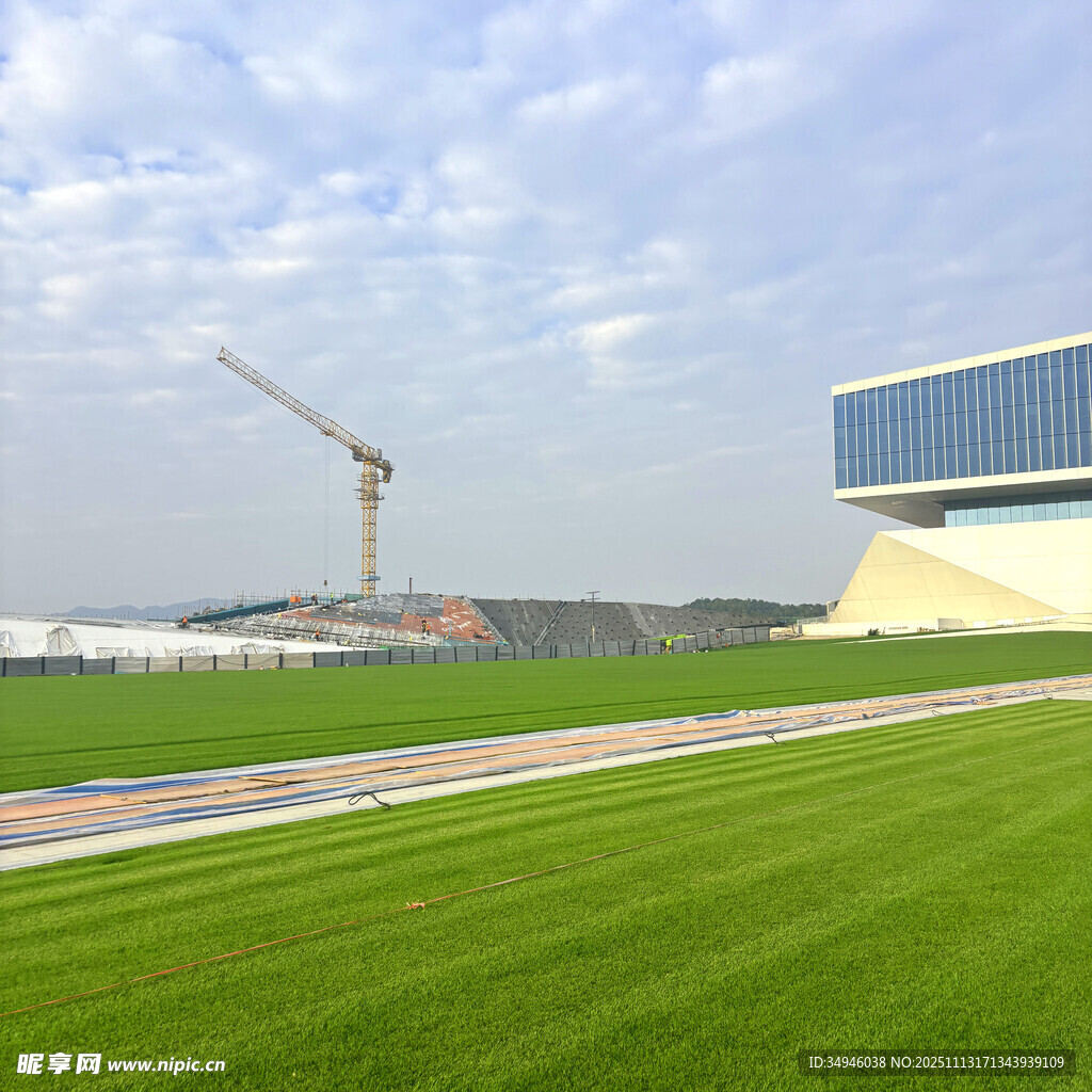 现代建筑旁的翠绿草坪