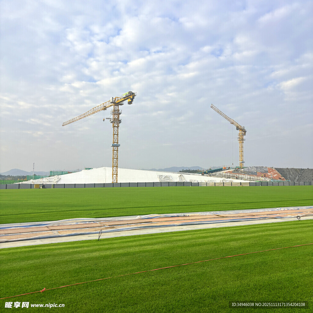 施工现场的塔式起重机