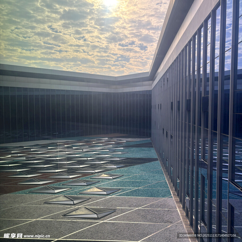 户外泳池与围栏景观