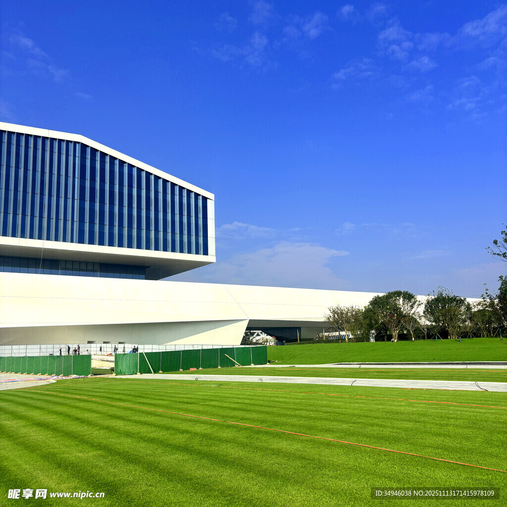 现代建筑与开阔草坪景观