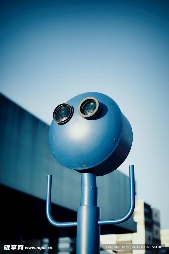 蓝色球形机器人外观特写