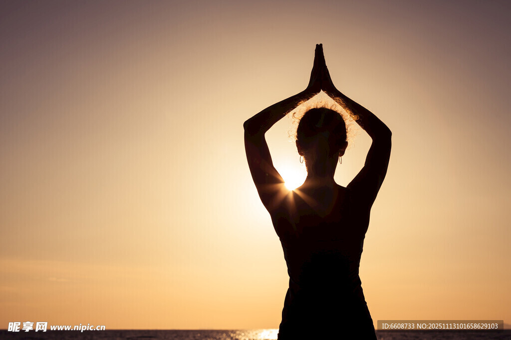 夕阳下的瑜伽身影