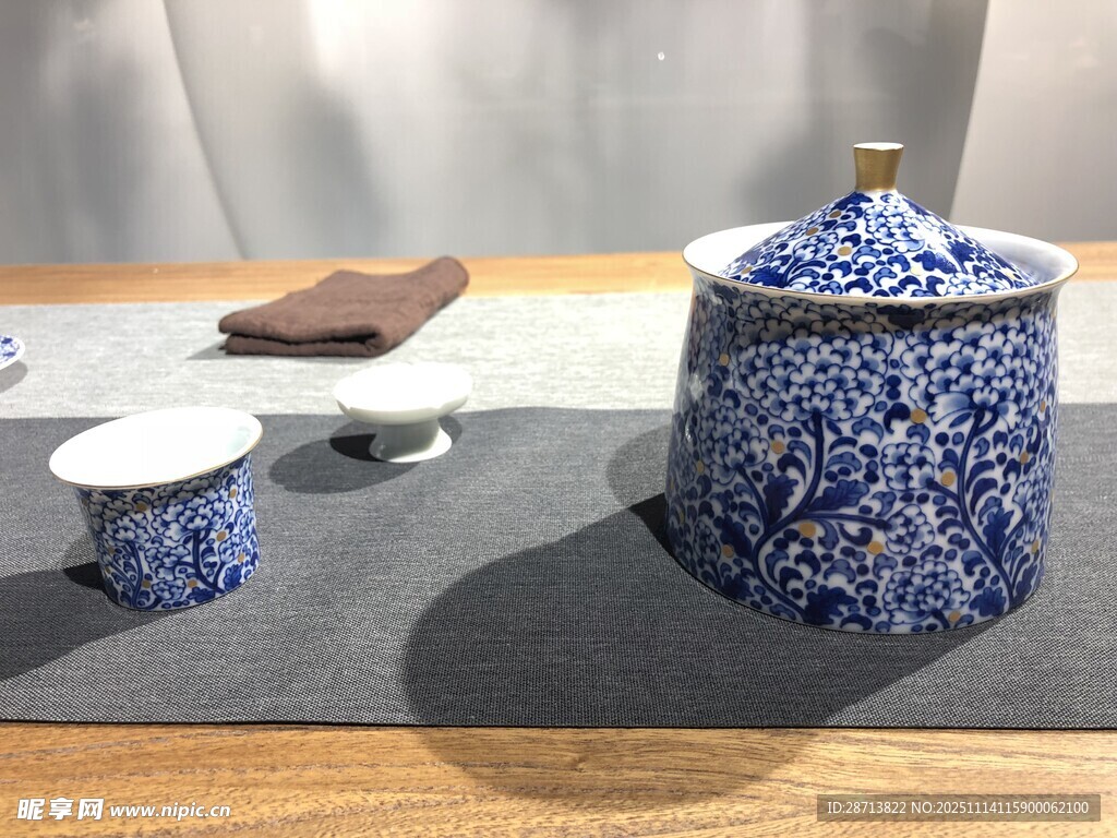 蓝白花纹陶瓷罐与杯具