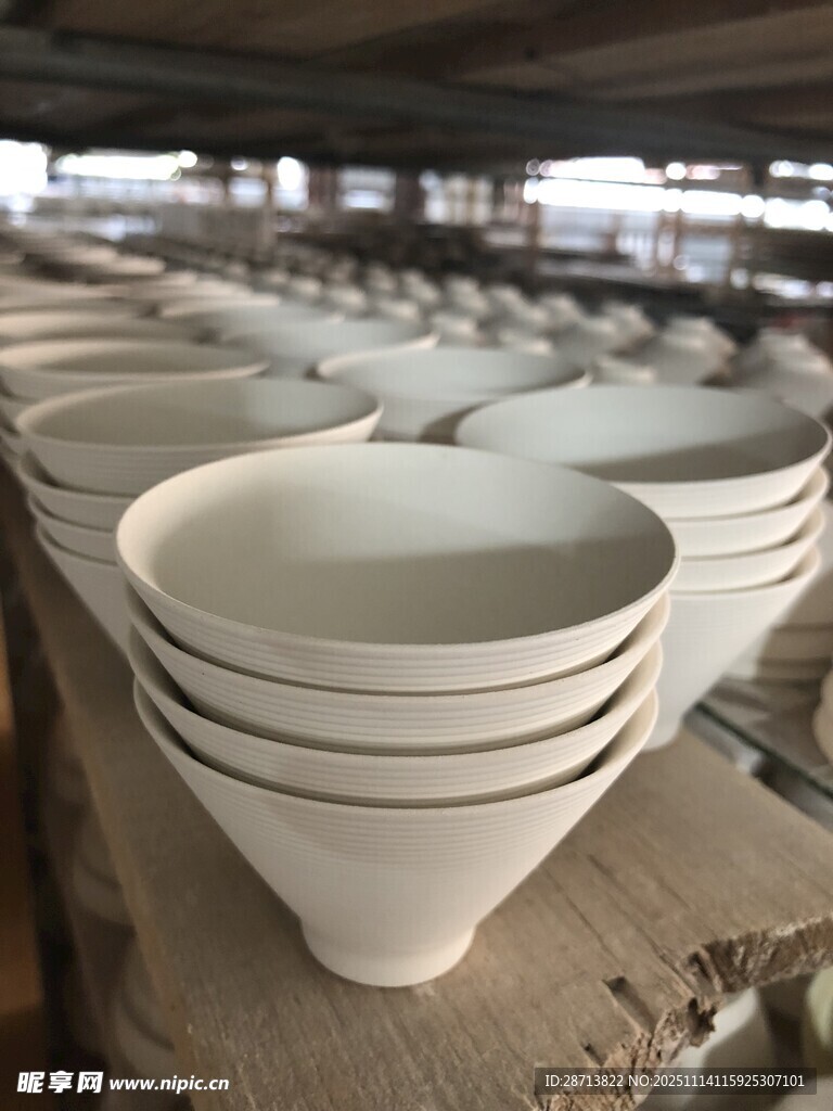 工厂内堆叠的精美陶瓷坯