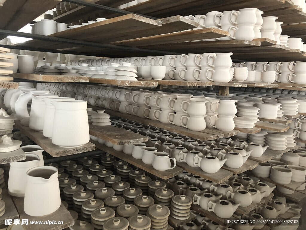 货架上摆满多样陶瓷泥坯