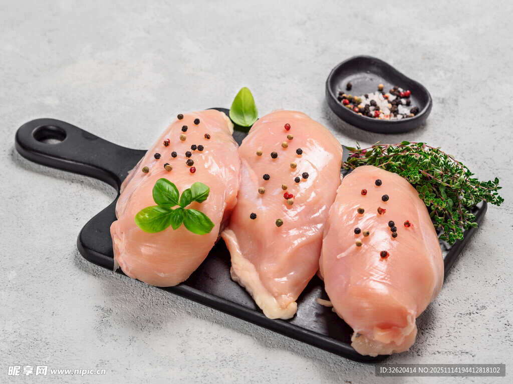新鲜生鸡肉