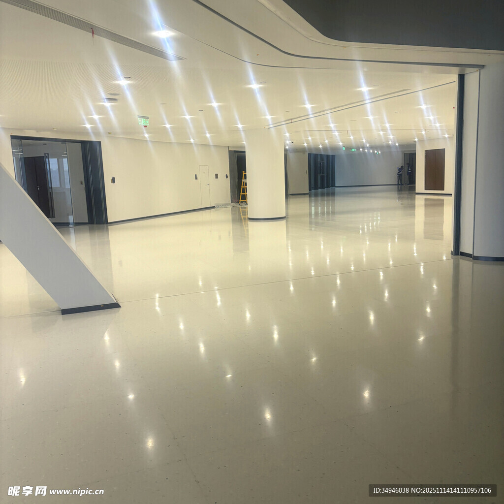 现代宽敞的室内大厅空间