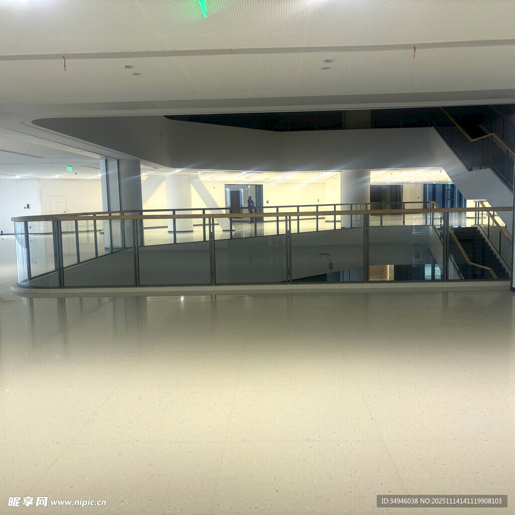 现代室内空旷大厅场景