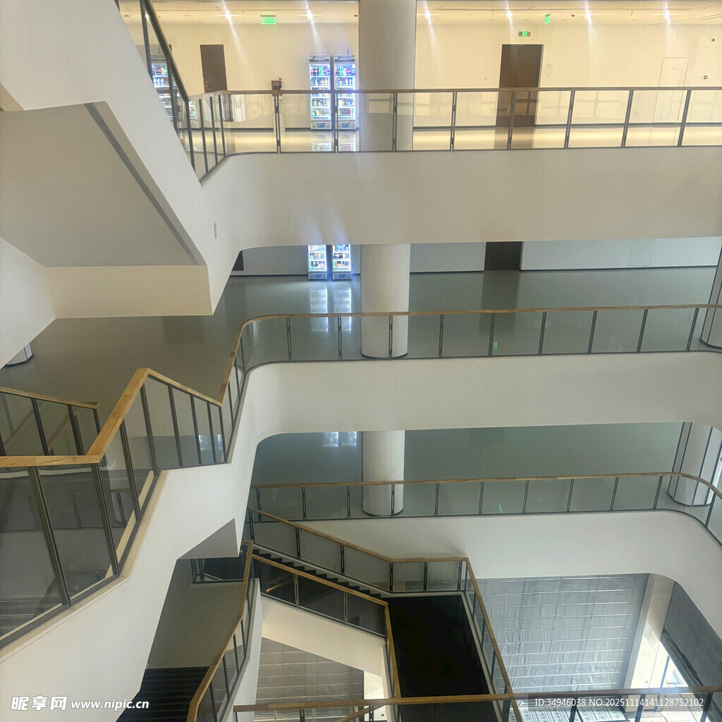 现代多层室内通透楼梯空间