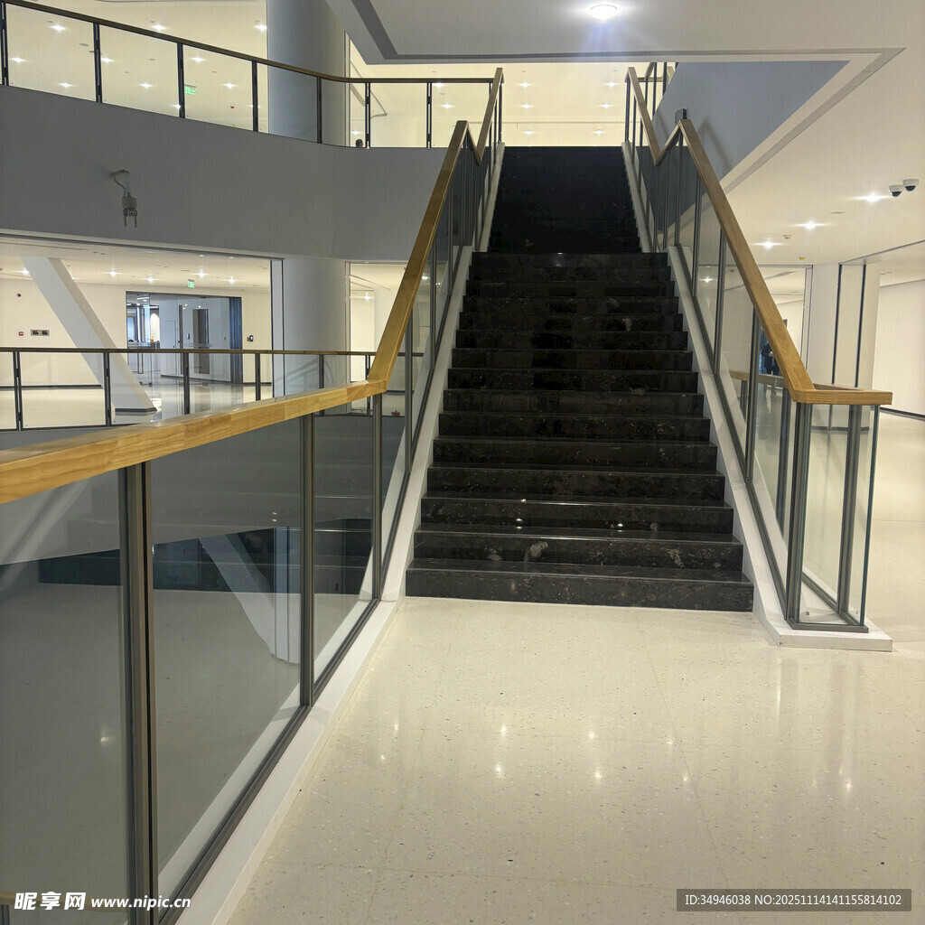 现代建筑室内宽敞楼梯