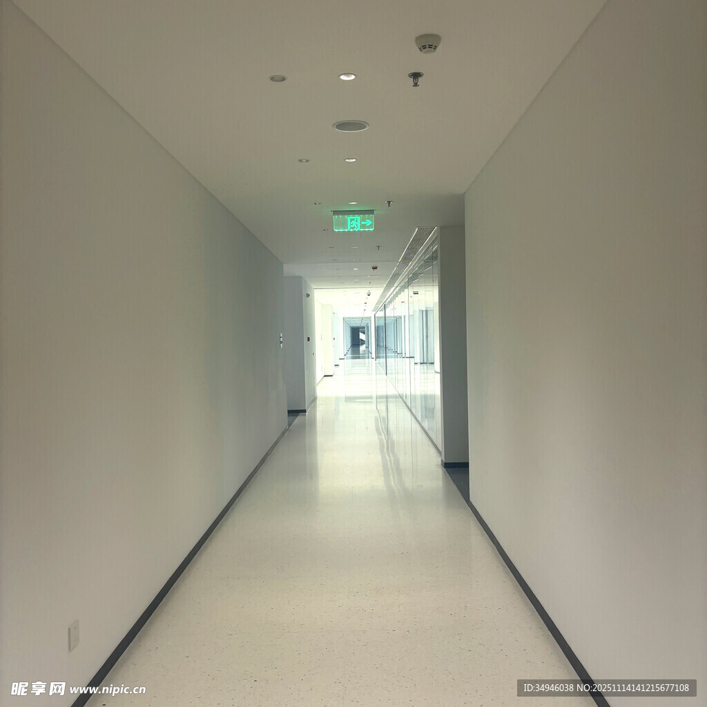 空旷明亮的室内走廊空间