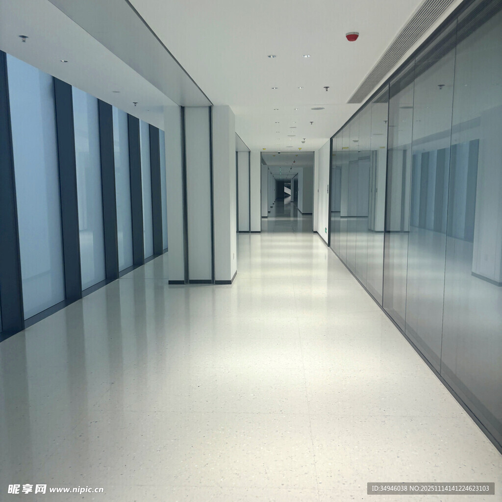 现代宽敞的办公走廊空间