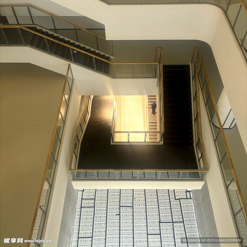 室内多层楼梯俯瞰景象