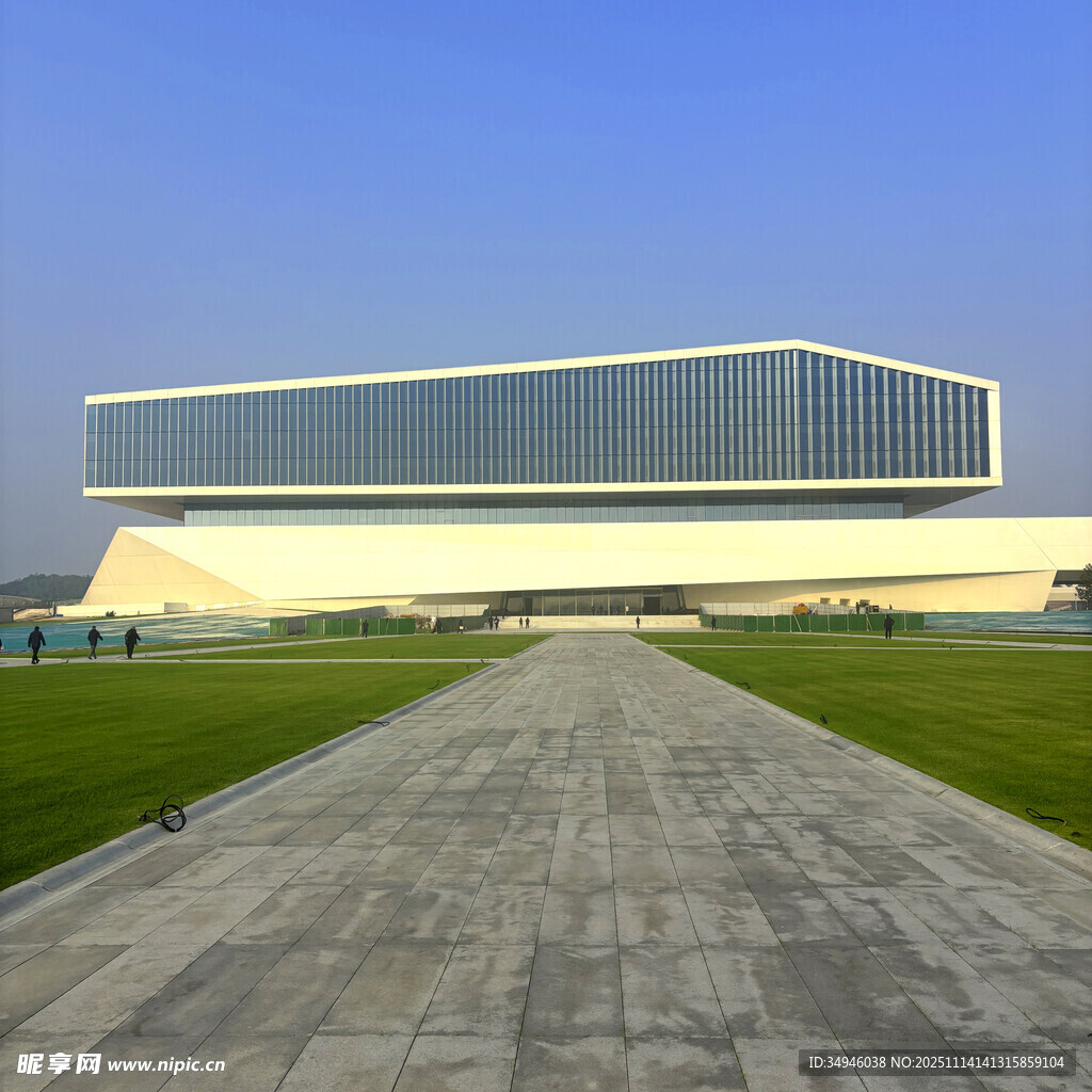 现代风格的宏伟建筑外观