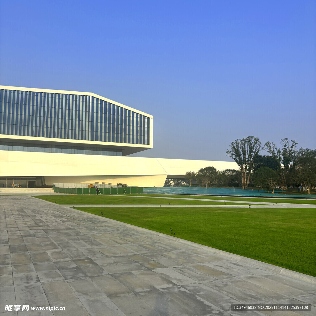 现代风格建筑与开阔广场