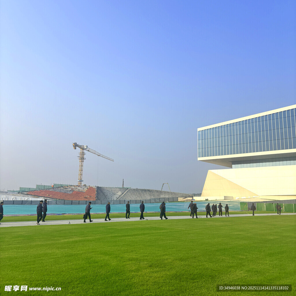 海滨建筑旁的绿地与施工场景