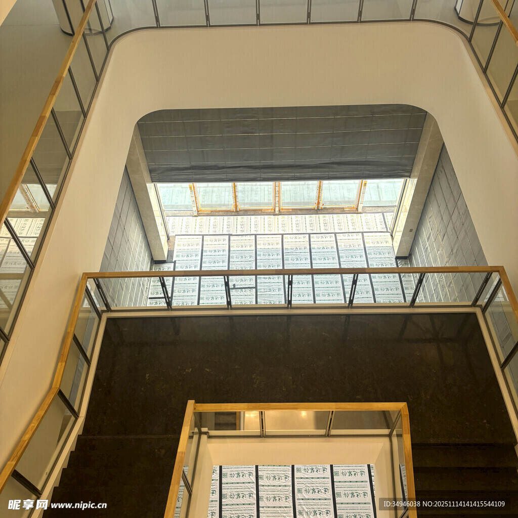 现代建筑内部多层通透楼梯