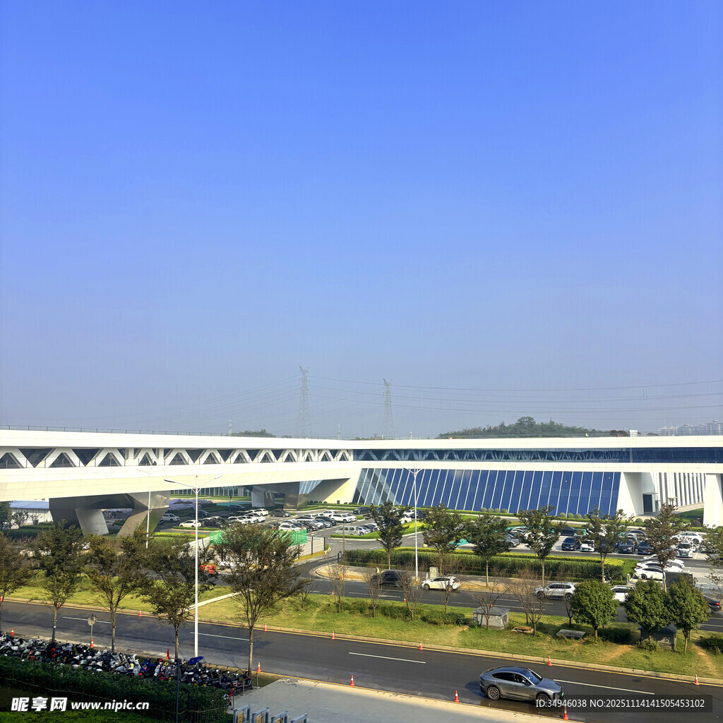 现代桥梁与周边景致