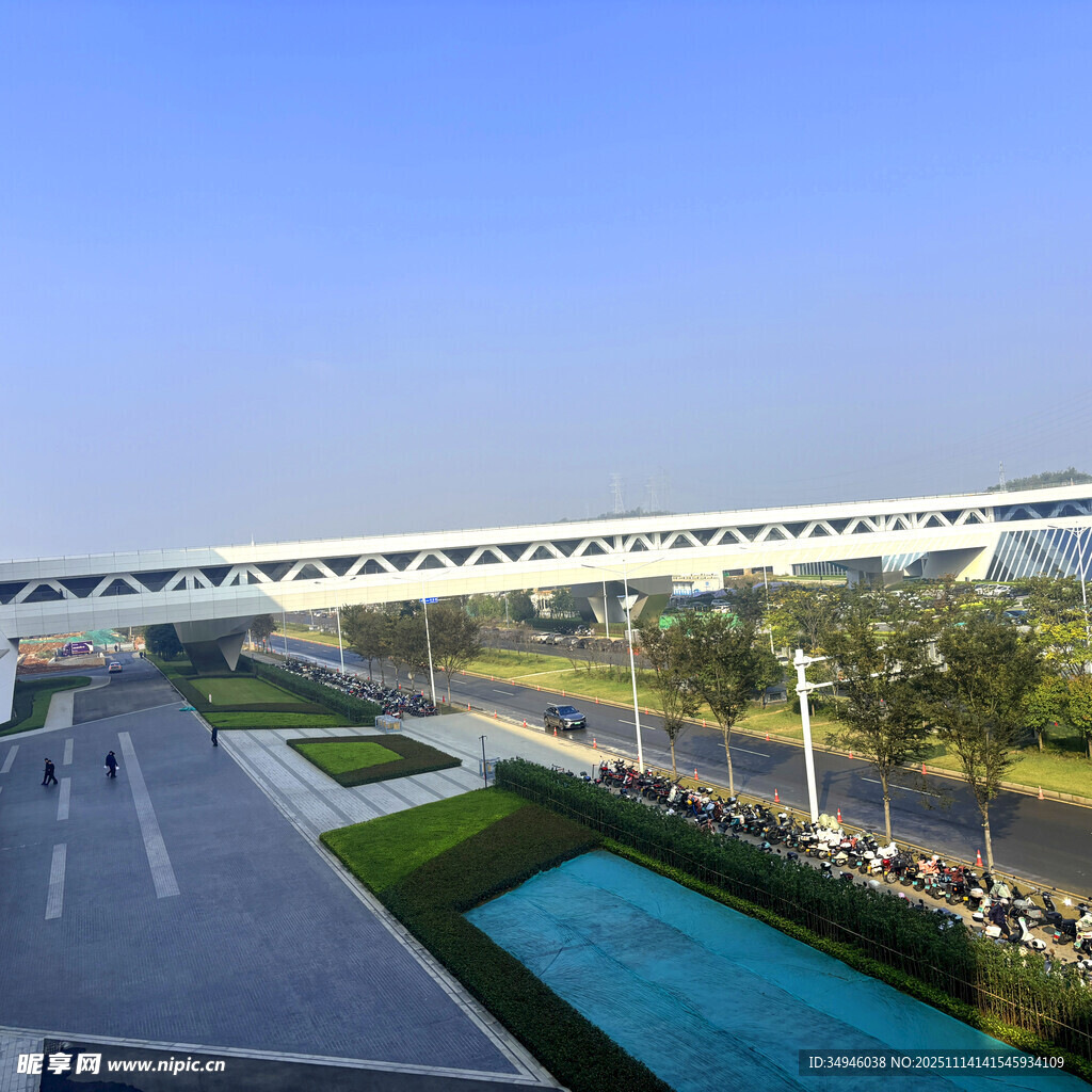 现代桥梁与周边景观